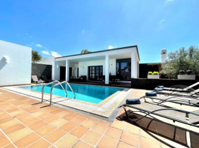 Villa B with private pool, beachfront, Wifi in Playa Blanca, Playa Blanca